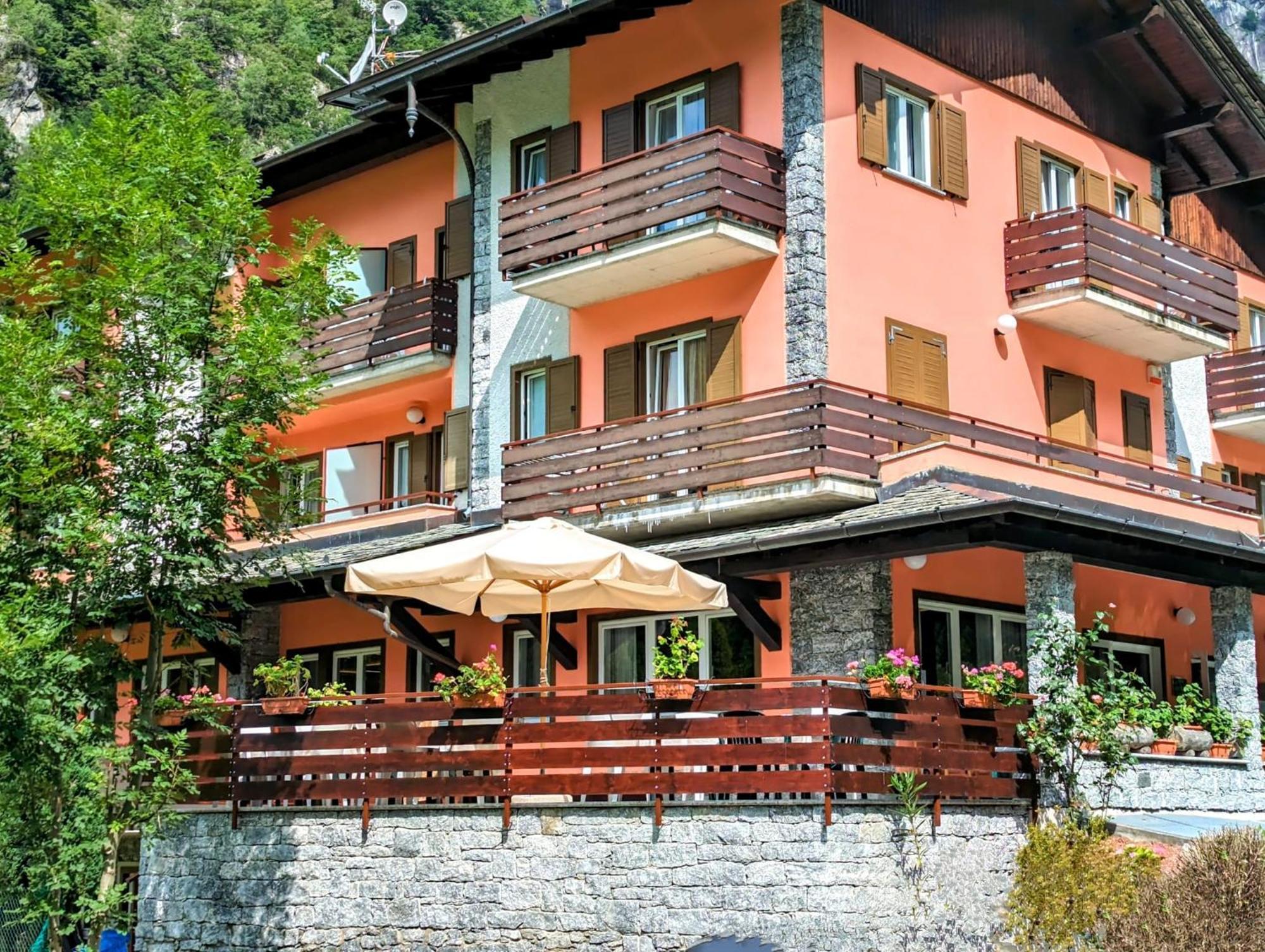 Hotel Ristorante Sasso Remenno Val Masino Exterior foto